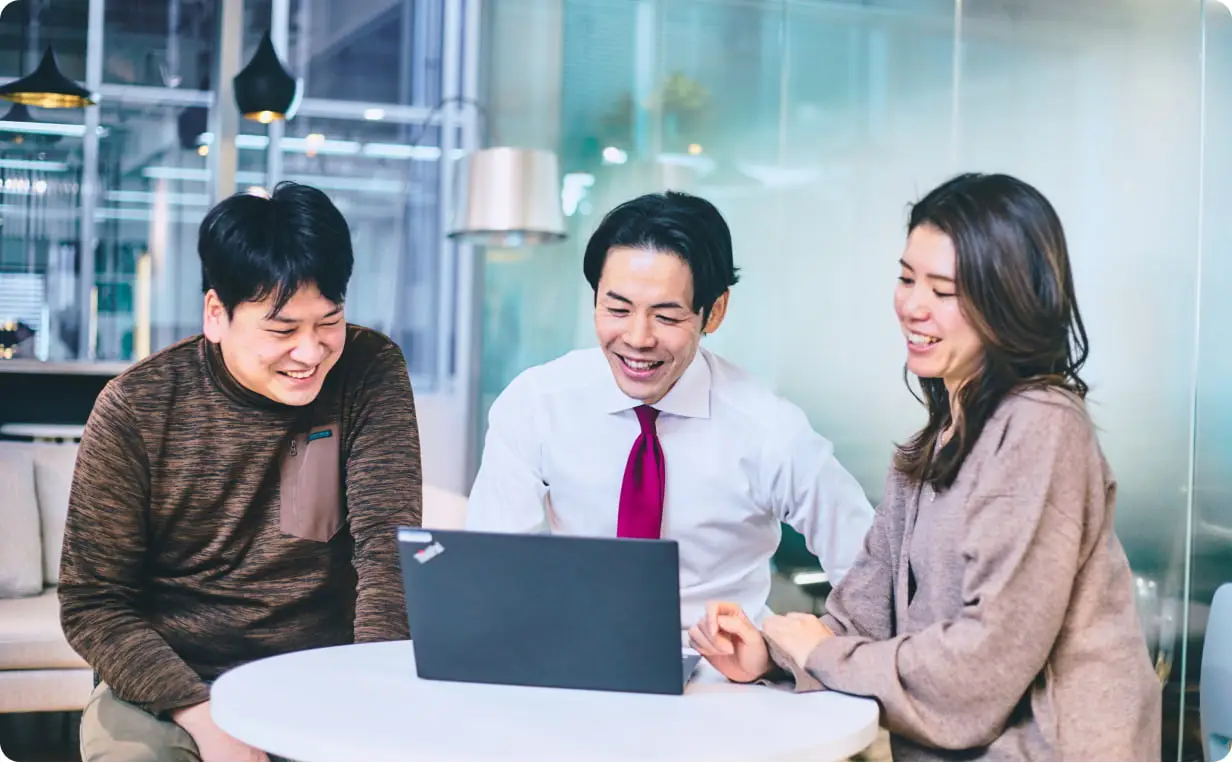 会議している人たちの写真