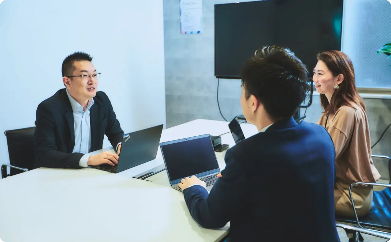 会議している人たちの写真